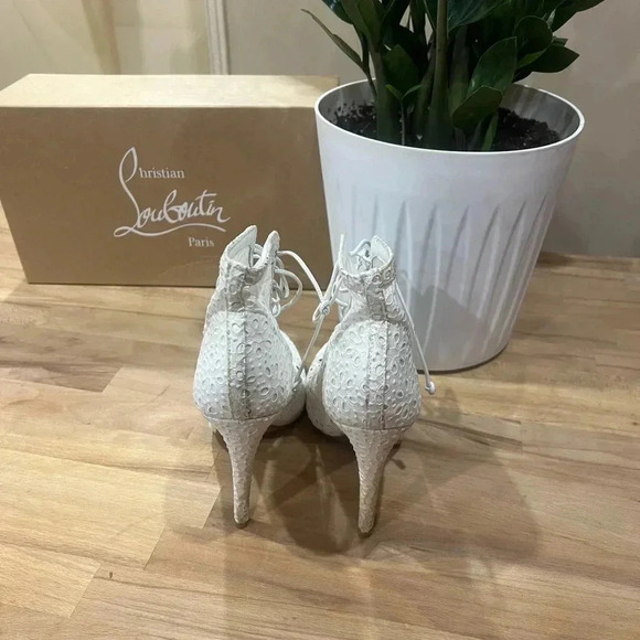 ALAÏA White laser cut lace-up ankle boots in size 39 or 8.5. - Picture 7 of 12